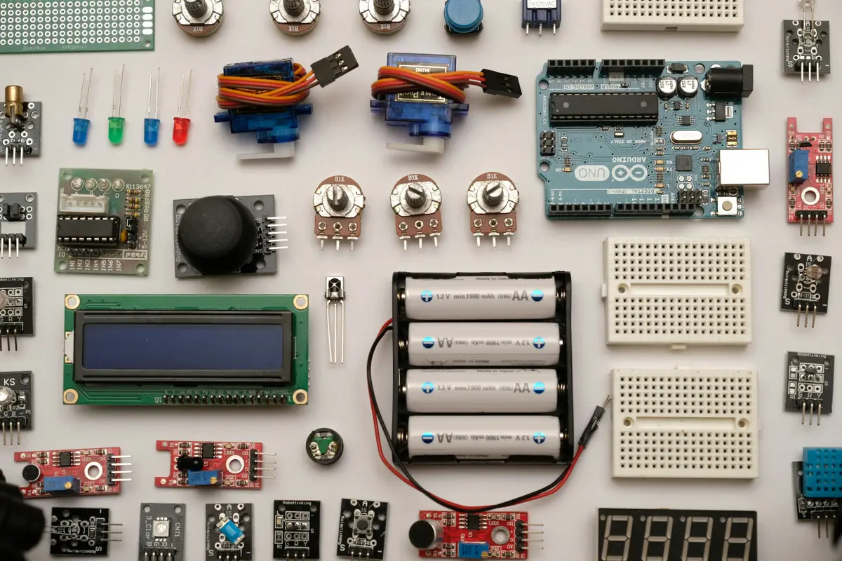 Farklı tipte elektronik komponentlerden oluşan bir düzen